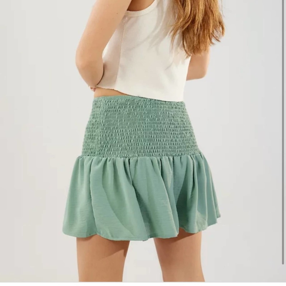 UO Satin Skort Light Green Sz S High Rise Wide Smocked Waistband Pleats